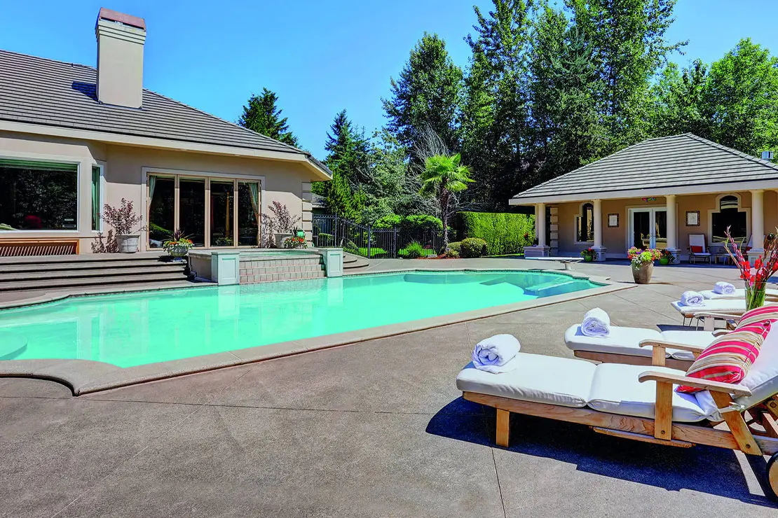 Casa con impresionante piscina pavimentada con hormigón impreso en Ávila.